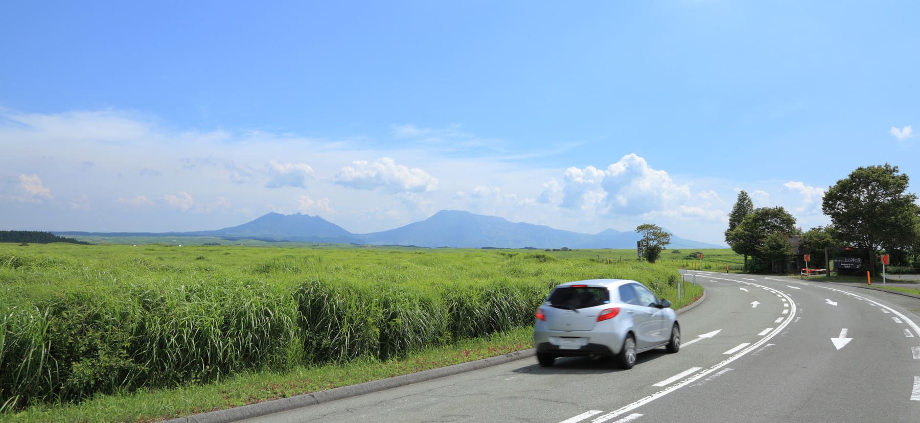 高原を走る車