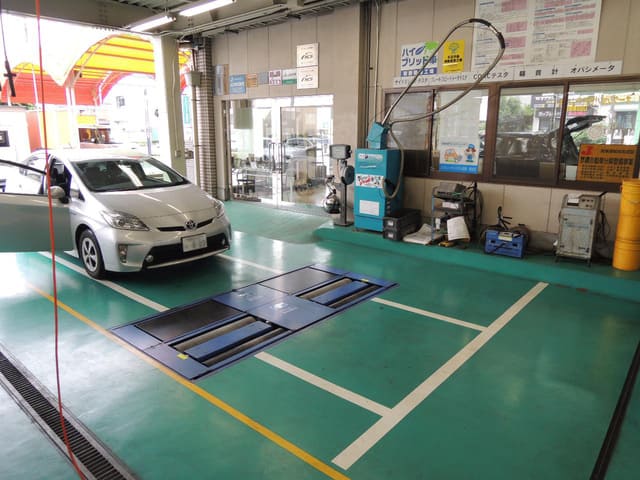 下田自動車の工場内