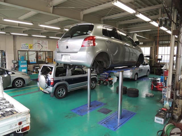 下田自動車の工場内