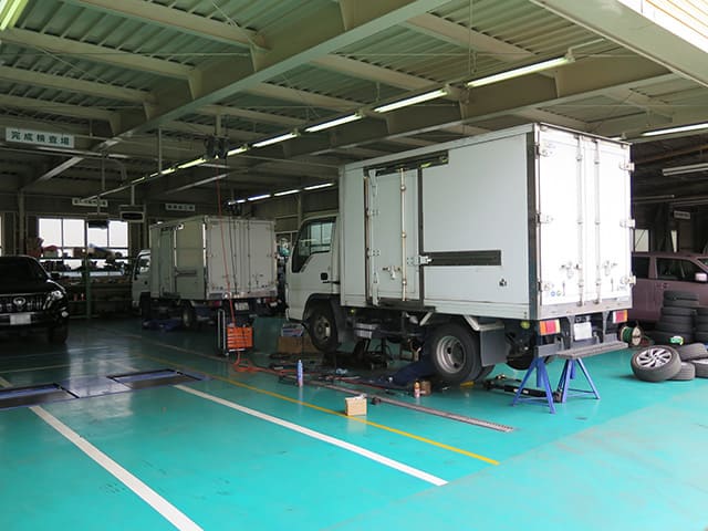 下田自動車の工場内