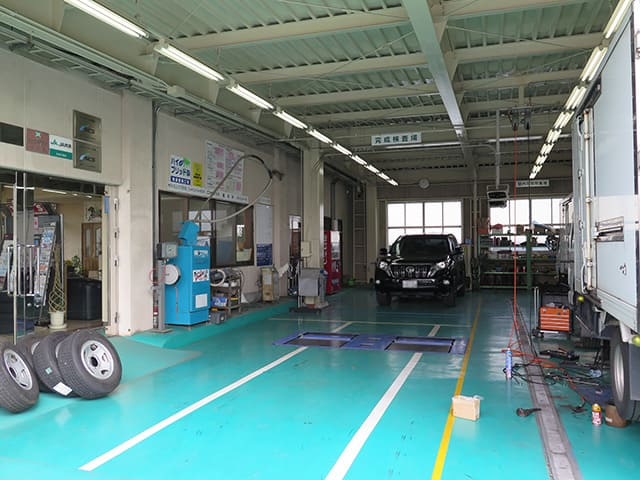 下田自動車の工場内