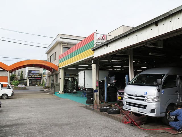 下田自動車の工場外観