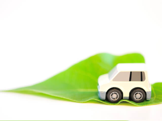 葉のうえを走る車のイラスト
