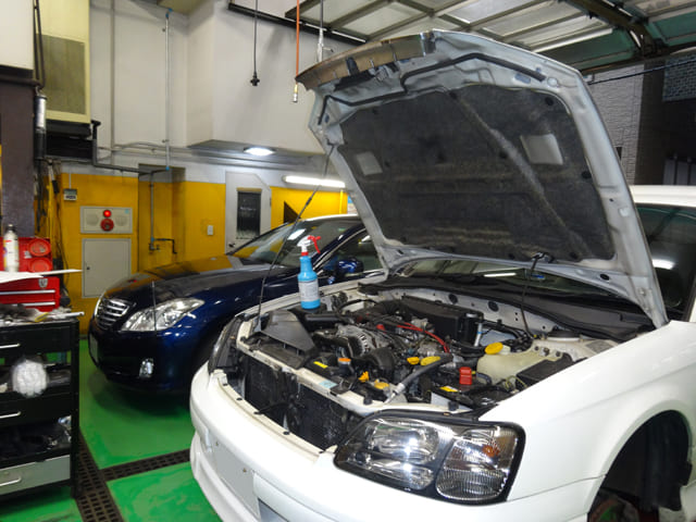 充実設備の自社工場で安心・確実な車検